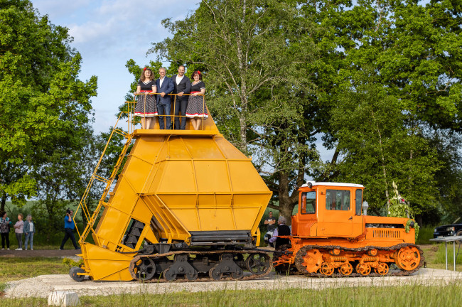 P108-Tracked tractor for peat