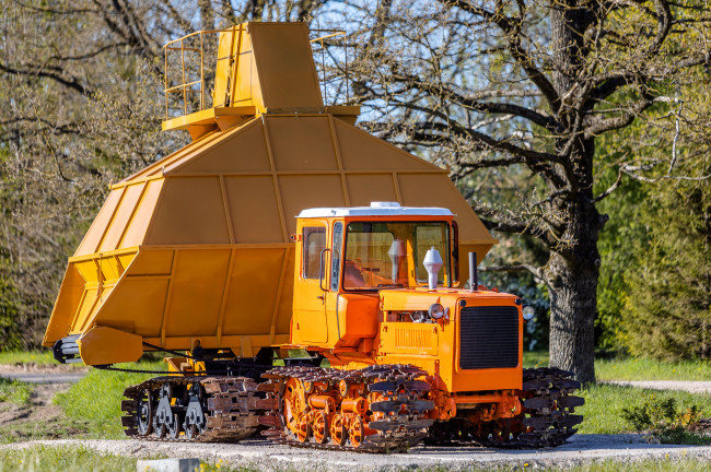 P108-Tracked tractor for peat