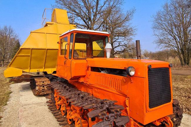 P108-Tracked tractor for peat